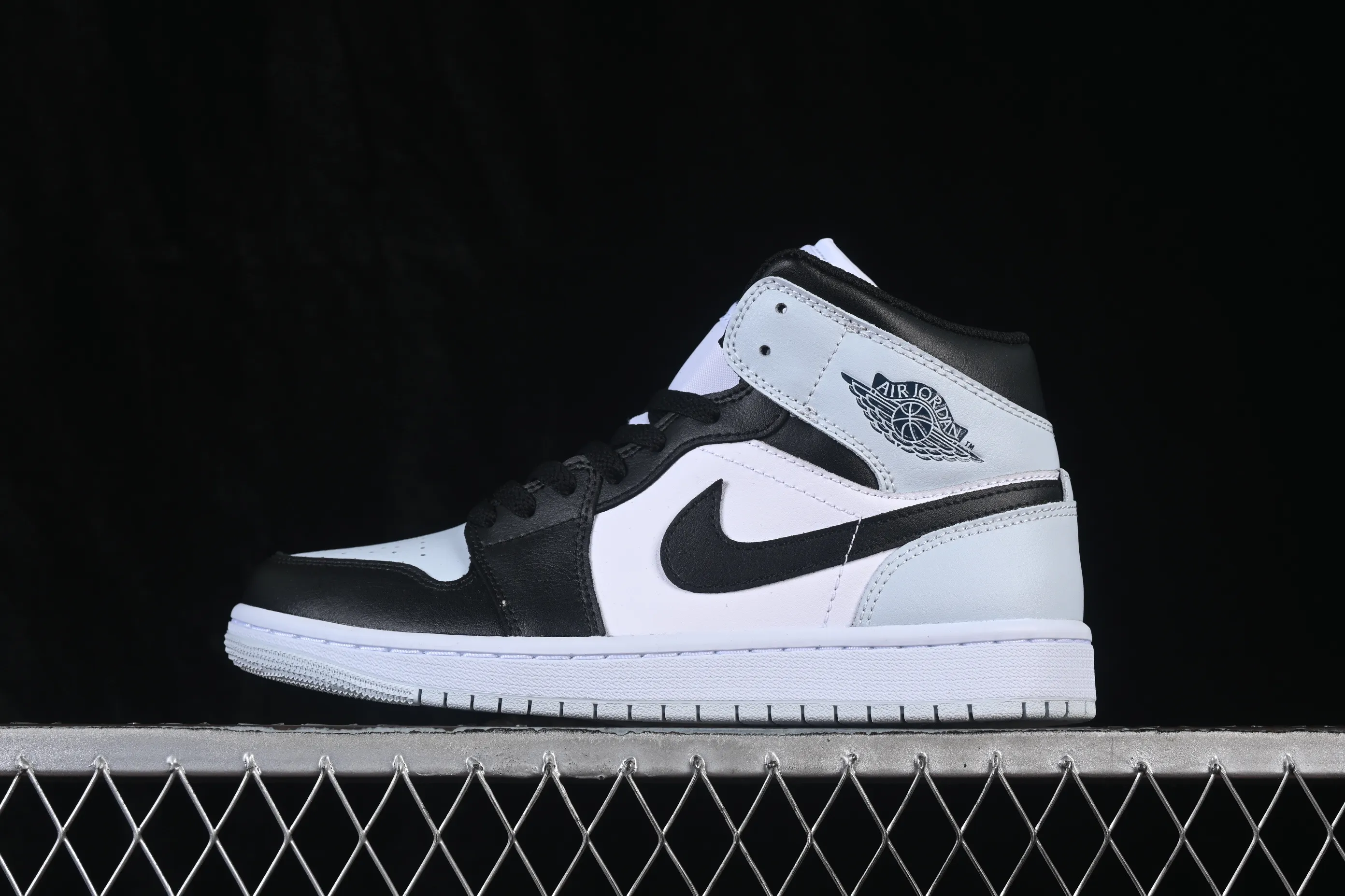 All categories Air Jordan Jordan series basketball shoes Air Jordan 1 Mid G version pure original Air Jordan 1 Mid AJ1 Joe 1 black and white gray mid-top cultural casual sneakers DQ8426-002
